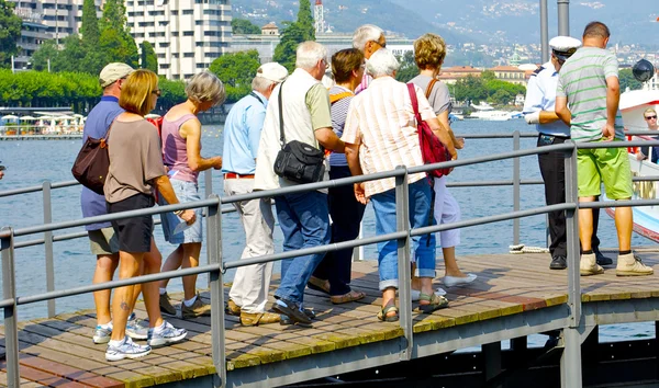 Glückliche Touristen gehen an Bord des Schweizer Schiffs — Stockfoto