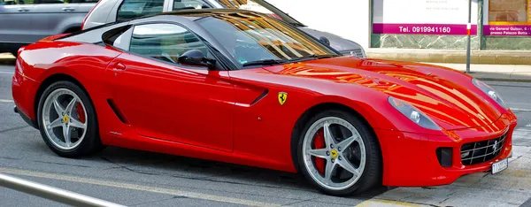 kırmızı spor araba