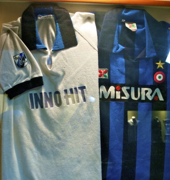 Old football shirts of Inter at the Inter Milan museum — Stock Photo, Image