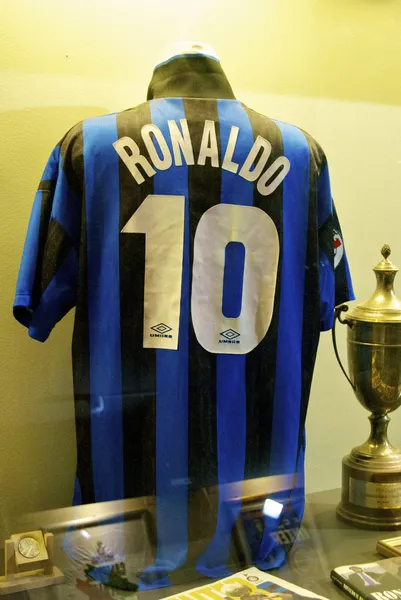 Famosa camiseta de fútbol Inter de Ronaldo, número 10, en el museo Inter de Milán —  Fotos de Stock