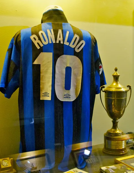 Famosa camiseta de fútbol Inter de Ronaldo, número 10, en el museo Inter de Milán —  Fotos de Stock