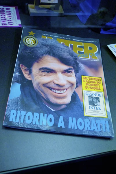 Revista retro sobre Massimo Moratti uniéndose al Inter mlán en el museo Inter —  Fotos de Stock