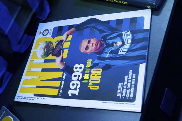 Revista retro sobre Ronaldo uniéndose al Inter mlán en el museo Inter —  Fotos de Stock