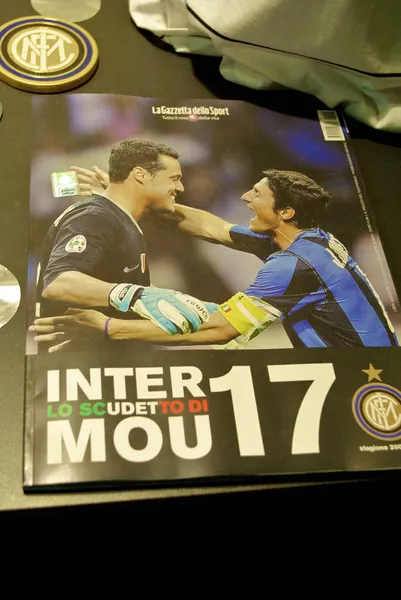 Magazine avec Javier Zanetti et Julio Cesar sur le titre au musée Inter Milan — Photo