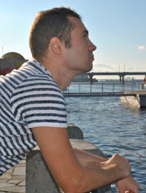 delikanlı Nehri üzerinde olduğunu düşünüyor.