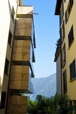 dağ evleri arasında