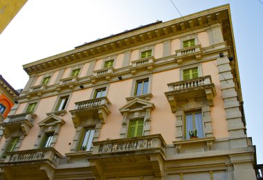 Bina Balkonlu modern İsviçre