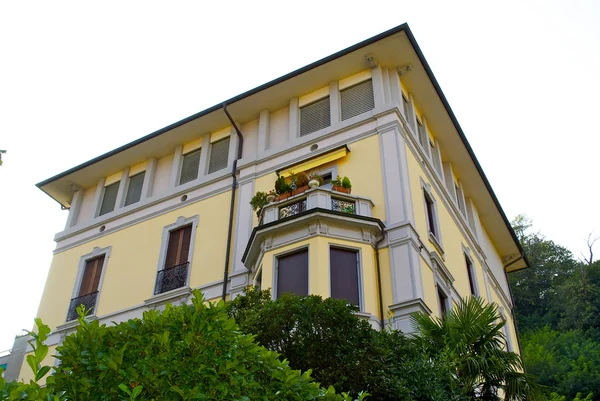 Schönes Schweizer Gebäude vor dem Himmel — Stockfoto