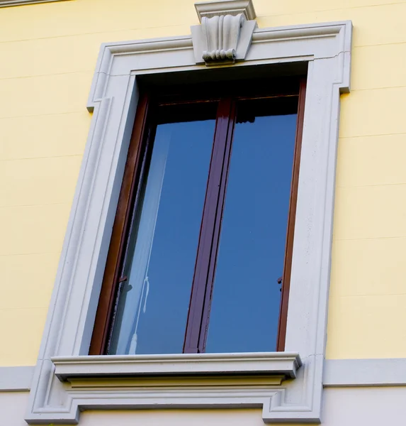 Ventana sobre el edificio suizo — Foto de Stock