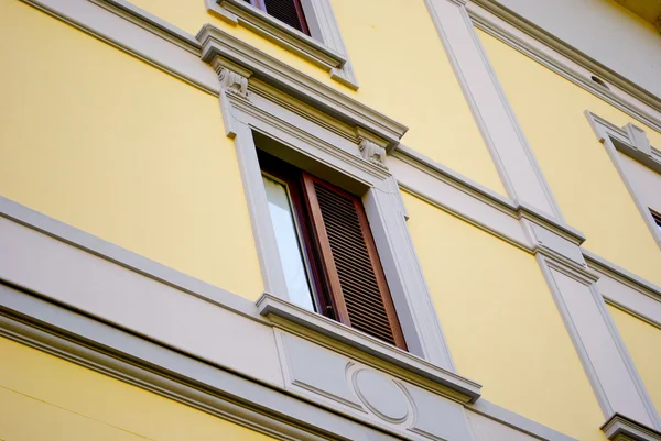 Окно в здание Швейцарии — стоковое фото
