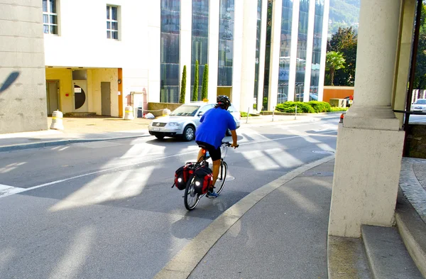 คนขี่จักรยานบนถนน — ภาพถ่ายสต็อก