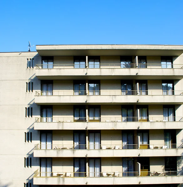 Bina İsviçre mavi gökyüzünün önünde — Stok fotoğraf