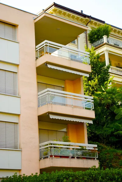 Hermoso edificio rosa con balcón —  Fotos de Stock