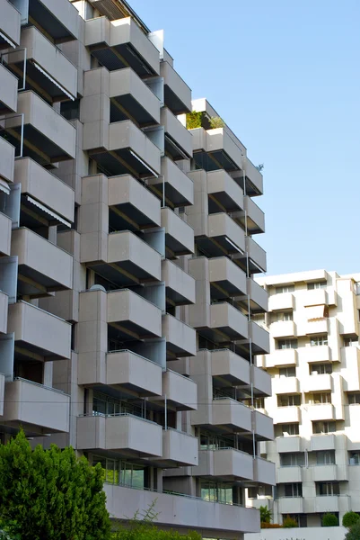 Moderno edificio con balcones — Foto de Stock