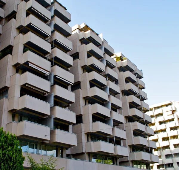 Balkonlu modern bina