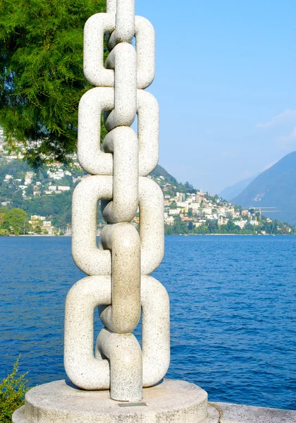 Chain statue in front of the mountains — Stock Photo, Image