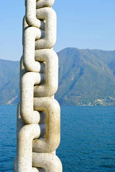 Chain statue in front of the mountains — Stock Photo, Image