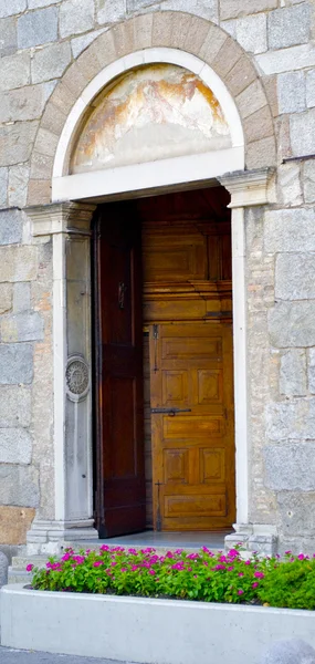 Puerta decorativa abierta — Foto de Stock