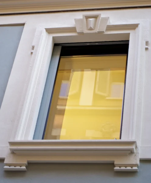 Ventana sobre el edificio — Foto de Stock