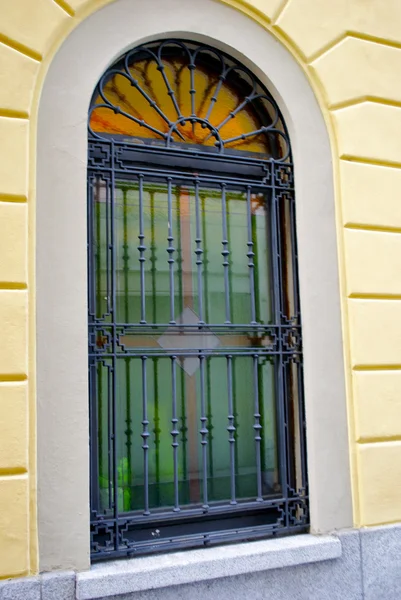 Fönster med galler på byggnaden — Stockfoto