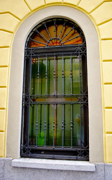 Ventana con rejas en el edificio — Foto de Stock