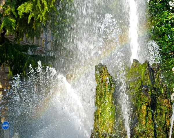 Regnbåge i en fontän — Stockfoto