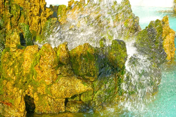 Вода над камнями — стоковое фото