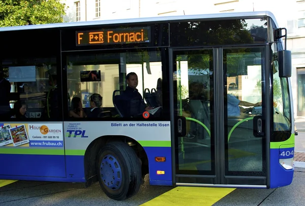 Autobús sobre la ciudad — Foto de Stock