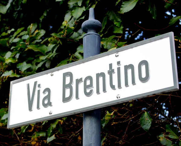 Sign Via Bretino — стоковое фото
