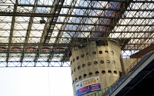 在米兰 san siro 或朱塞佩 · 梅阿查球场体育场的塔 — 图库照片