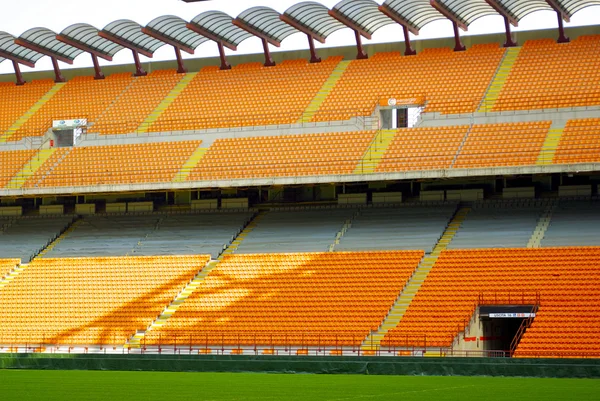 Tribuna de San Siro o Estadio Giuseppe Meazza en MIlan — Foto de Stock