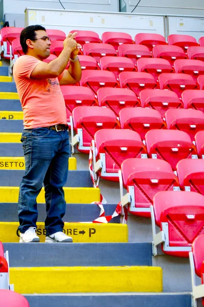 A man takes photos on the stadium — Stock Photo, Image