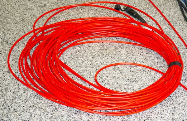 Zemin üzerinde kırmızı kablo — Stok fotoğraf
