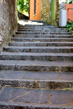 eski taş merdivenle