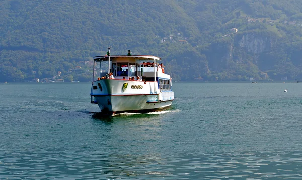 Schiff kommt auf den See — Stockfoto