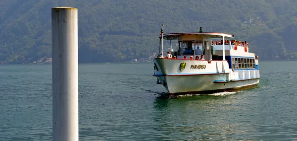 El barco llega al lago — Foto de Stock