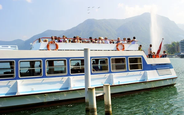 Ship arrives on the lake — Stock Photo, Image