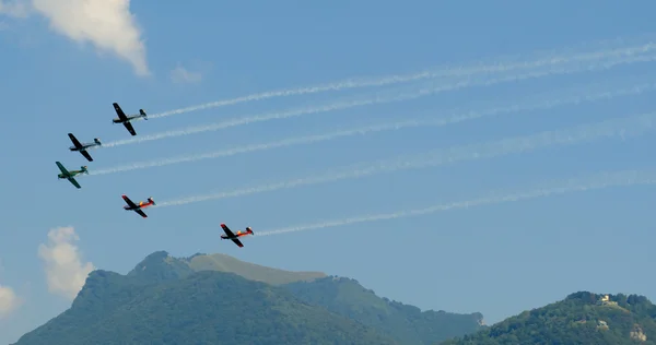 Aero show of five plane in the air in front of the mountains — Stock Photo, Image