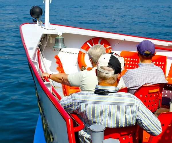 Passengers on the bow of the ship — Stock Photo, Image