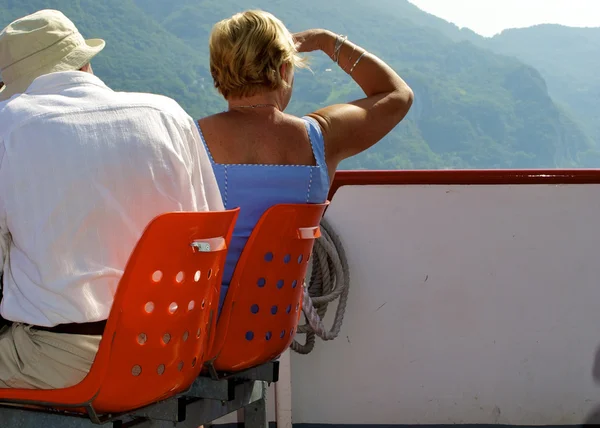 Woman looks forward — Stock Photo, Image