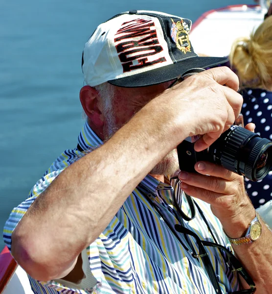 Happy photographer takes photos — Stock Photo, Image