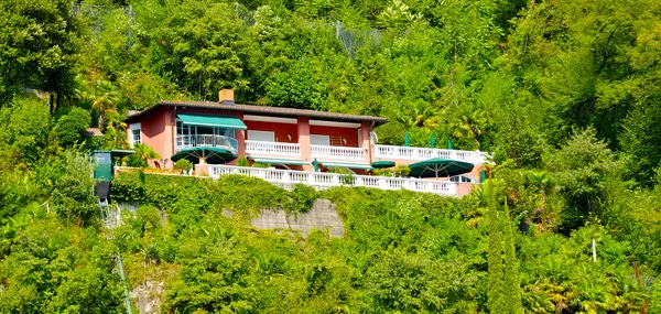 Casa moderna en la montaña — Foto de Stock