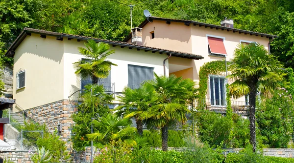 Schönes Luxus-Haus am Berg — Stockfoto