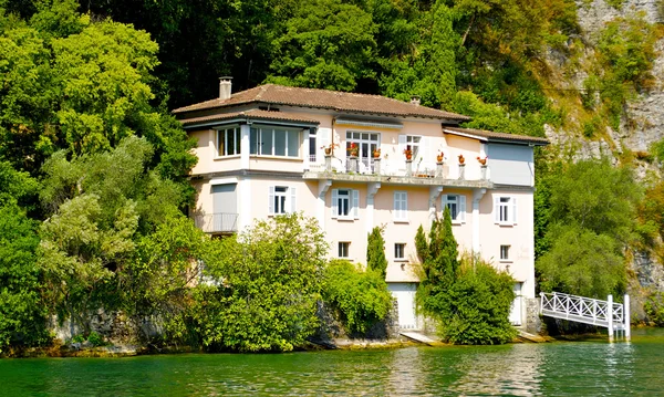 Edifício de moda na margem do lago — Fotografia de Stock