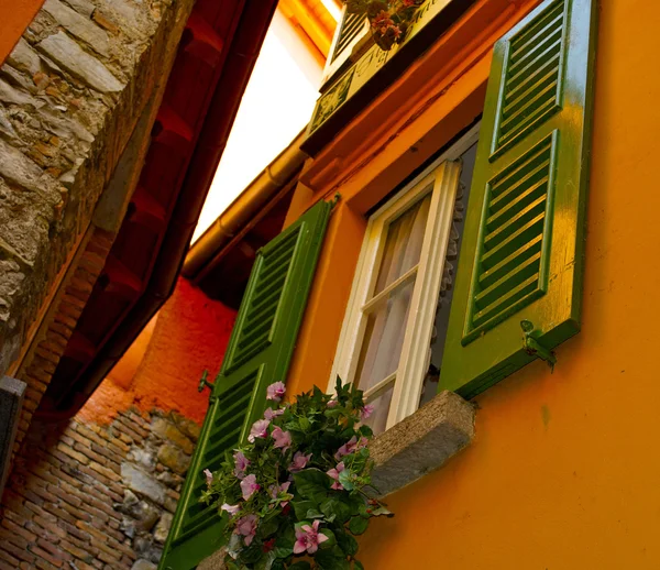 Beautiful decorative window on the orange building — Stock Photo, Image