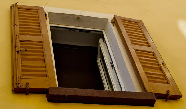 Open window on the yellow building — Stock Photo, Image