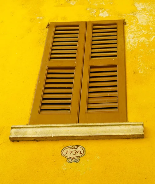 Janela no edifício amarelo — Fotografia de Stock