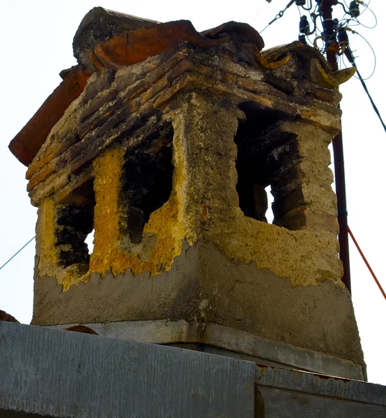 Velha torre quase destruída — Fotografia de Stock