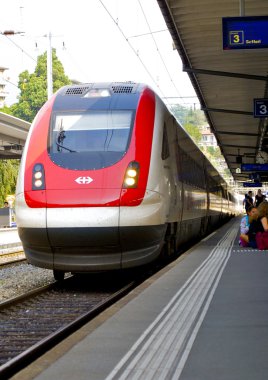 Yüksek Hızlı Tren istasyona geldi