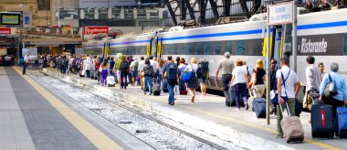 Milan tren garının yanında onların Bagaj yürüyüş